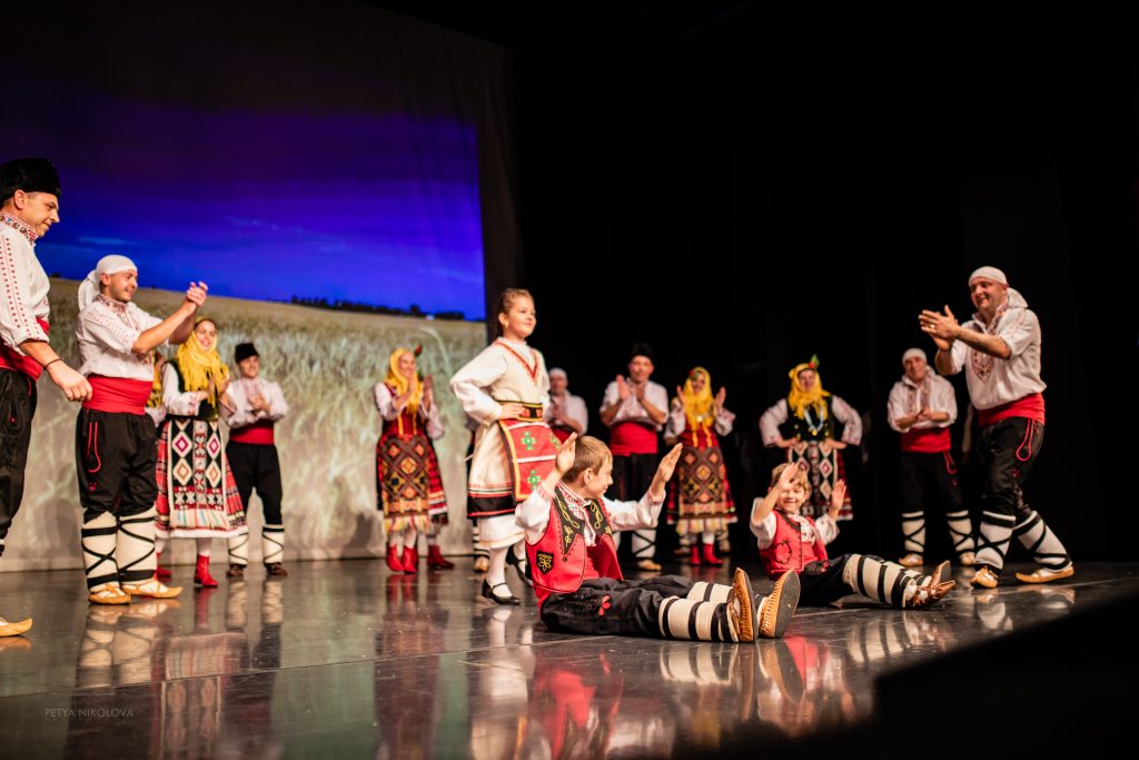 Ансамбъл „Фолклорна магия“