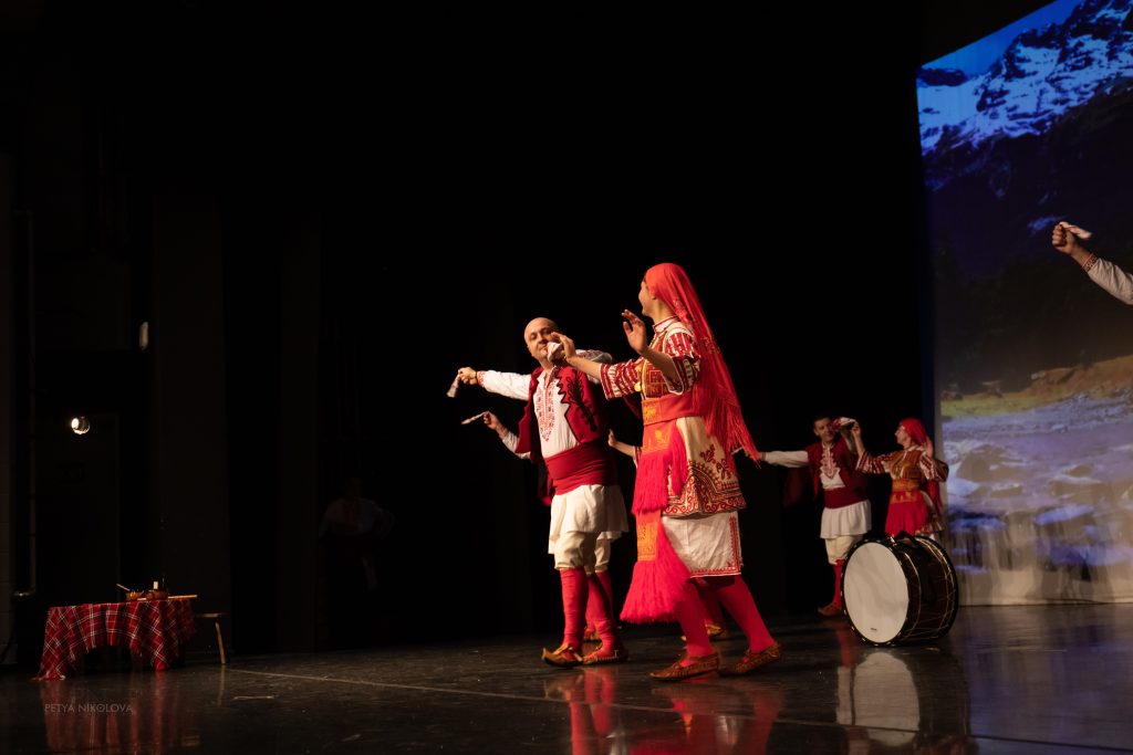 Ансамбъл „Фолклорна магия“